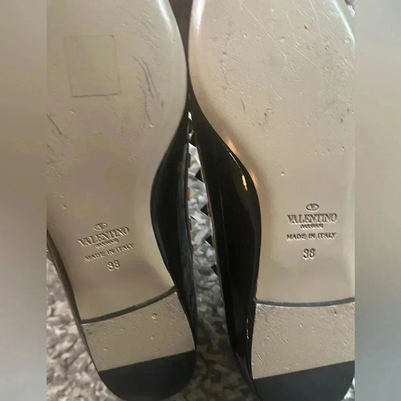 Authentic VALENTINO
Black/Nude Patent Leather Rockstud Flats Size US 38 - Picture 6 of 12